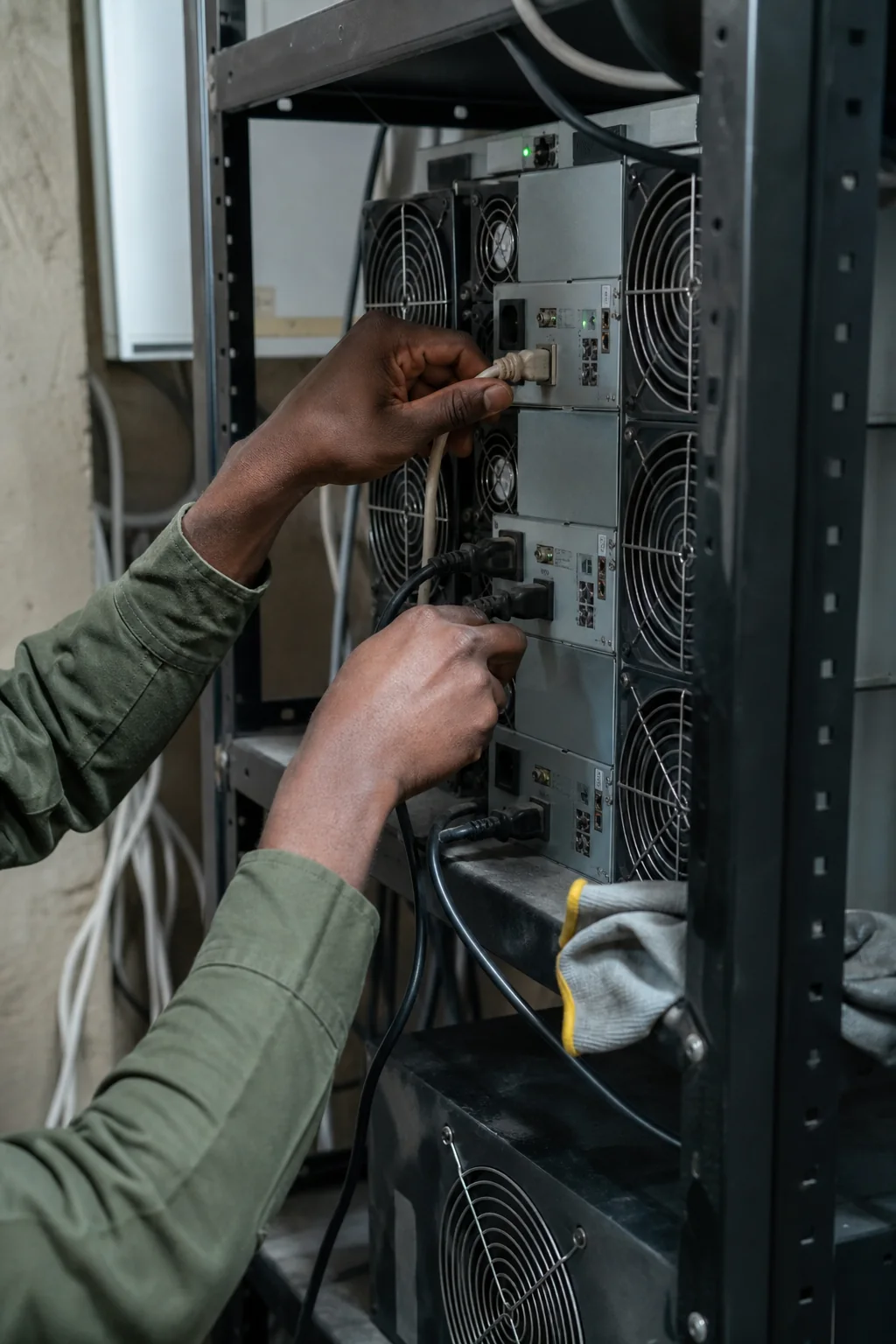 Technicien inspectant les câbles d'un équipement informatique